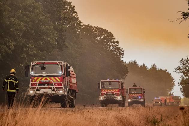 Fire in Gironde: 2,400 hectares burned between Saumos and Le Porge THE ROAD BETWEEN LE PORGE AND LEGE PHOTOPQR SUD OUEST Guillaume Bonnaud GUILLAUME BONNAUD Bordeaux July 23, 2026 JULY 23 2026 IN GIRONDE Fire in Gironde: 2,400 hectares burned between Saumos and Le Porge PH Guillaume Bonnaud THE ROAD BETWEEN LE PORGE AND LEGE Gironde, France – July 23, 2026 Firefighters battle a fast-moving wildfire between Saumos and Le Porge after the blaze scorched around 2,400 hectares of forest and triggered the evacuation of thousands of people Bordeaux GIRONDE France  Copyright: xPHOTOPQR SUDxOUEST MAXPPPxGUILLAUMExBONNAUDx 20260723SDO5482 20260723SDO5482