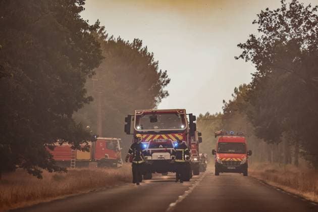 THE ROAD BETWEEN LE PORGE AND LEGE PHOTOPQR SUD OUEST Guillaume Bonnaud July 23, 2026 THE ROAD BETWEEN LE PORGE AND LEGE Gironde, France – July 23, 2026 Firefighters battle a fast-moving wildfire between Saumos and Le Porge after the blaze scorched around 2,400 hectares of forest and triggered the evacuation of thousands of people in France  Copyright: xPHOTOPQR SUDxOUEST MAXPPPxbonnaudxguillaumex 20260723SDO5489 20260723SDO5489