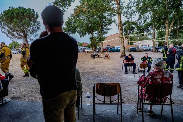 Wildfire in Gironde: 2,400 hectares burned between Saumos and Le Porge PHOTOPQR SUD OUEST GUILLAUME BONNAUD Bordeaux July 23, 2026 JULY 23, 2026 IN GIRONDE Wildfire in Gironde 2,400 hectares burned between Saumos and Le Porge PH Guillaume Bonnaud MORNING AT THE SECURITY COMMAND CENTER ON PLACE GERARD BLANC IN LE PORGE Gironde, France – July 23, 2026 Firefighters battle a fast-moving wildfire between Saumos and Le Porge after the blaze scorched approximately 2,400 hectares of forest and triggered the evacuation of thousands of people Bordeaux GIRONDE France  Copyright: xPHOTOPQR SUDxOUEST MAXPPPxGUILLAUMExBONNAUDx 20260723SDO5519 20260723SDO5519