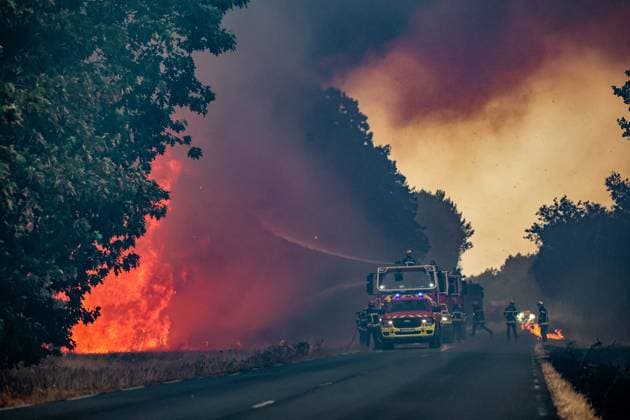 Fire in Gironde: 2,400 hectares burned between Saumos and Le Porge THE ROAD BETWEEN LE PORGE AND LEGE PHOTOPQR SUD OUEST Guillaume Bonnaud GUILLAUME BONNAUD Bordeaux July 23, 2026 JULY 23 2026 IN GIRONDE Fire in Gironde: 2,400 hectares burned between Saumos and Le Porge PH Guillaume Bonnaud THE ROAD BETWEEN LE PORGE AND LEGE Gironde, France – July 23, 2026 Firefighters battle a fast-moving wildfire between Saumos and Le Porge after the blaze scorched around 2,400 hectares of forest and triggered the evacuation of thousands of people Bordeaux GIRONDE France  Copyright: xPHOTOPQR SUDxOUEST MAXPPPxGUILLAUMExBONNAUDx 20260723SDO5528 20260723SDO5528