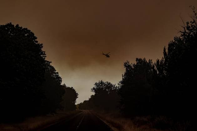 Fire in Gironde: 2,400 hectares burned between Saumos and Le Porge THE ROAD BETWEEN LE PORGE AND LEGE PHOTOPQR SUD OUEST Guillaume Bonnaud GUILLAUME BONNAUD Bordeaux July 23, 2026 JULY 23 2026 IN GIRONDE Fire in Gironde: 2,400 hectares burned between Saumos and Le Porge PH Guillaume Bonnaud THE ROAD BETWEEN LE PORGE AND LEGE Gironde, France – July 23, 2026 Firefighters battle a fast-moving wildfire between Saumos and Le Porge after the blaze scorched around 2,400 hectares of forest and triggered the evacuation of thousands of people Bordeaux GIRONDE France  Copyright: xPHOTOPQR SUDxOUEST MAXPPPxGUILLAUMExBONNAUDx 20260723SDO5486 20260723SDO5486