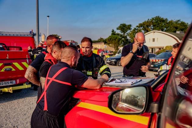 Wildfire in Gironde: 2,400 hectares burned between Saumos and Le Porge PHOTOPQR SUD OUEST GUILLAUME BONNAUD Bordeaux July 23, 2026 JULY 23, 2026 IN GIRONDE Wildfire in Gironde 2,400 hectares burned between Saumos and Le Porge PH Guillaume Bonnaud MORNING AT THE SECURITY COMMAND CENTER ON PLACE GERARD BLANC IN LE PORGE Gironde, France – July 23, 2026 Firefighters battle a fast-moving wildfire between Saumos and Le Porge after the blaze scorched around 2,400 hectares of forest and triggered the evacuation of thousands of people Bordeaux GIRONDE France  Copyright: xPHOTOPQR SUDxOUEST MAXPPPxGUILLAUMExBONNAUDx 20260723SDO5504 20260723SDO5504