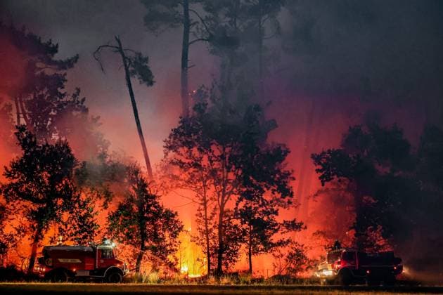 Fire in Gironde: 2,400 hectares burned between Saumos and Le Porge PHOTOPQR SUD OUEST Guillaume Bonnaud GUILLAUME BONNAUD Bordeaux July 23, 2026 JULY 23, 2026 IN GIRONDE FireFire in Gironde: 2,400 hectares burned between Saumos and Le Porge PH Guillaume Bonnaud THIS MORNING AROUND 6 A.M. IN LE PORGE: FLARES UP AROUND HOMES Gironde, France – July 23, 2026 Firefighters battle a fast-moving wildfire between Saumos and Le Porge after the blaze scorched around 2,400 hectares of forest and triggered the evacuation of thousands of people Bordeaux GIRONDE France  Copyright: xPHOTOPQR SUDxOUEST MAXPPPxGUILLAUMExBONNAUDx 20260723SDO5511 20260723SDO5511