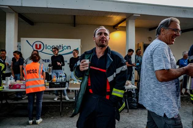 Wildfire in Gironde: 2,400 hectares burned between Saumos and Le Porge PHOTOPQR SUD OUEST GUILLAUME BONNAUD Bordeaux July 23, 2026 JULY 23, 2026 IN GIRONDE Wildfire in Gironde 2,400 hectares burned between Saumos and Le Porge PH Guillaume Bonnaud MORNING AT THE SECURITY COMMAND CENTER ON PLACE GERARD BLANC IN LE PORGE Gironde, France – July 23, 2026 Firefighters battle a fast-moving wildfire between Saumos and Le Porge after the blaze scorched around 2,400 hectares of forest and triggered the evacuation of thousands of people Bordeaux GIRONDE France  Copyright: xPHOTOPQR SUDxOUEST MAXPPPxGUILLAUMExBONNAUDx 20260723SDO5512 20260723SDO5512