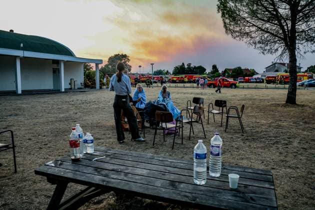 Wildfire in Gironde: 2,400 hectares burned between Saumos and Le Porge PHOTOPQR SUD OUEST GUILLAUME BONNAUD Bordeaux July 23, 2026 JULY 23, 2026 IN GIRONDE Wildfire in Gironde 2,400 hectares burned between Saumos and Le Porge PH Guillaume Bonnaud MORNING AT THE SECURITY COMMAND CENTER ON PLACE GERARD BLANC IN LE PORGE Gironde, France – July 23, 2026 Firefighters battle a fast-moving wildfire between Saumos and Le Porge after the blaze scorched around 2,400 hectares of forest and triggered the evacuation of thousands of people Bordeaux GIRONDE France  Copyright: xPHOTOPQR SUDxOUEST MAXPPPxGUILLAUMExBONNAUDx 20260723SDO5513 20260723SDO5513