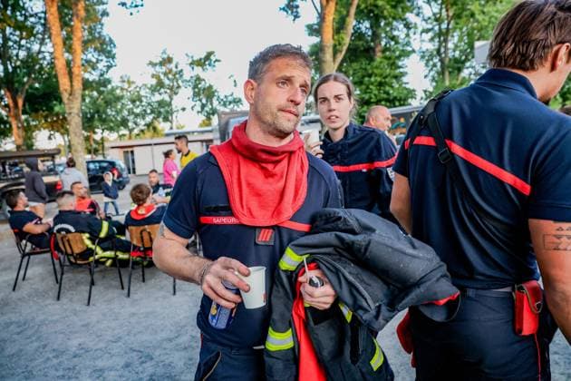 Wildfire in Gironde: 2,400 hectares burned between Saumos and Le Porge PHOTOPQR SUD OUEST GUILLAUME BONNAUD Bordeaux July 23, 2026 JULY 23, 2026 IN GIRONDE Wildfire in Gironde 2,400 hectares burned between Saumos and Le Porge PH Guillaume Bonnaud MORNING AT THE SECURITY COMMAND CENTER ON PLACE GERARD BLANC IN LE PORGE Gironde, France – July 23, 2026 Firefighters battle a fast-moving wildfire between Saumos and Le Porge after the blaze scorched around 2,400 hectares of forest and triggered the evacuation of thousands of people Bordeaux GIRONDE France  Copyright: xPHOTOPQR SUDxOUEST MAXPPPxGUILLAUMExBONNAUDx 20260723SDO5515 20260723SDO5515