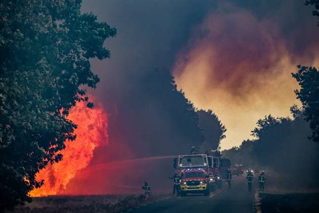 Fire in Gironde: 2,400 hectares burned between Saumos and Le Porge THE ROAD BETWEEN LE PORGE AND LEGE PHOTOPQR SUD OUEST Guillaume Bonnaud GUILLAUME BONNAUD Bordeaux July 23, 2026 JULY 23 2026 IN GIRONDE Fire in Gironde: 2,400 hectares burned between Saumos and Le Porge PH Guillaume Bonnaud THE ROAD BETWEEN LE PORGE AND LEGE Gironde, France – July 23, 2026 Firefighters battle a fast-moving wildfire between Saumos and Le Porge after the blaze scorched around 2,400 hectares of forest and triggered the evacuation of thousands of people Bordeaux GIRONDE France  Copyright: xPHOTOPQR SUDxOUEST MAXPPPxGUILLAUMExBONNAUDx 20260723SDO5527 20260723SDO5527
