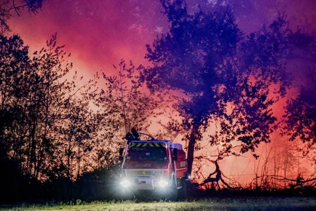Fire in Gironde: 2,400 hectares burned between Saumos and Le Porge PHOTOPQR SUD OUEST Guillaume Bonnaud GUILLAUME BONNAUD Bordeaux July 23, 2026 JULY 23, 2026 IN GIRONDE FireFire in Gironde: 2,400 hectares burned between Saumos and Le Porge PH Guillaume Bonnaud THIS MORNING AROUND 6 A.M. IN LE PORGE: FLARES UP AROUND HOMES Gironde, France – July 23, 2026 Firefighters battle a fast-moving wildfire between Saumos and Le Porge after the blaze scorched around 2,400 hectares of forest and triggered the evacuation of thousands of people Bordeaux GIRONDE France  Copyright: xPHOTOPQR SUDxOUEST MAXPPPxGUILLAUMExBONNAUDx 20260723SDO5529 20260723SDO5529