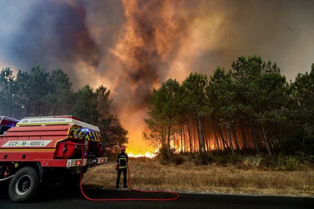 Fire in Gironde: 2,400 hectares burned between Saumos and Le Porge THE ROAD BETWEEN LE PORGE AND LEGE PHOTOPQR SUD OUEST GUILLAUME BONNAUD Bordeaux July 23, 2026 JULY 23, 2026 IN GIRONDE Fire in Gironde: 2,400 hectares burned between Saumos and Le Porge PH Guillaume Bonnaud THE ROAD BETWEEN LE PORGE AND LEGE Gironde, France – July 23, 2026 Firefighters battle a fast-moving wildfire between Saumos and Le Porge after the blaze scorched around 2,400 hectares of forest and triggered the evacuation of thousands of people Bordeaux GIRONDE France  Copyright: xPHOTOPQR SUDxOUEST MAXPPPxGUILLAUMExBONNAUDx 20260723SDO5532 20260723SDO5532