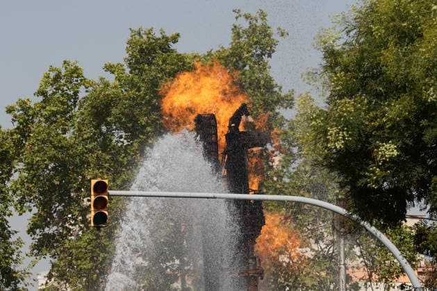 The fire in Barcelona’s Plaça de Sants will continue until the gas flow can be stopped. Fire caused by a gas leak in Plaça de Sants, July 23, 2026, in Barcelona, Catalonia, Spain. The flame that continues to burn in Barcelona’s Sants Square following the explosion caused by a gas leak will continue until the gas flow can be stopped. JULY 23, 2026 Barcelona, Catalonia Barcelona, Catalonia, Spain  Copyright: xDavidxZorrakinox 7682154