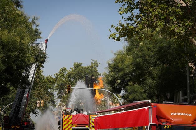 The fire in Barcelona’s Plaça de Sants will continue until the gas leak can be stopped Firefighters continue to spray water on the fire caused by the gas leak in Plaça de Sants, on July 23, 2026, in Barcelona, Catalonia, Spain. The flame that continues to burn in Barcelona’s Sants Square following the explosion caused by a gas leak will continue until the gas flow can be stopped. JULY 23, 2026 Barcelona, Catalonia Barcelona, Catalonia, Spain  Copyright: xDavidxZorrakinox 7682223