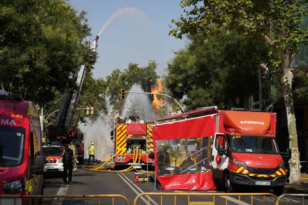 The fire in Barcelona’s Plaça de Sants will continue until the gas leak can be stopped Firefighters continue to spray water on the fire caused by the gas leak in Plaça de Sants, on July 23, 2026, in Barcelona, Catalonia, Spain. The flame that continues to burn in Barcelona’s Sants Square following the explosion caused by a gas leak will continue until the gas flow can be stopped. JULY 23, 2026 Barcelona, Catalonia Barcelona, Catalonia, Spain  Copyright: xDavidxZorrakinox 7682225