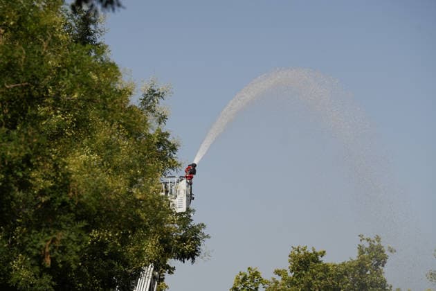 The fire in Barcelona’s Plaça de Sants will continue until the gas leak can be stopped Firefighters continue to spray water on the fire caused by the gas leak in Plaça de Sants, on July 23, 2026, in Barcelona, Catalonia, Spain. The flame that continues to burn in Barcelona’s Sants Square following the explosion caused by a gas leak will continue until the gas flow can be stopped. JULY 23, 2026 Barcelona, Catalonia Barcelona, Catalonia, Spain  Copyright: xDavidxZorrakinox 7682226
