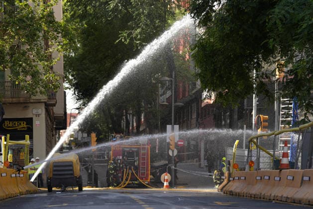 The fire in Barcelona’s Plaça de Sants will continue until the gas leak can be stopped Firefighters continue to spray water on the fire caused by the gas leak in Plaça de Sants, on July 23, 2026, in Barcelona, Catalonia, Spain. The flame that continues to burn in Barcelona’s Sants Square following the explosion caused by a gas leak will continue until the gas flow can be stopped. JULY 23, 2026 Barcelona, Catalonia Barcelona, Catalonia, Spain  Copyright: xDavidxZorrakinox 7682227