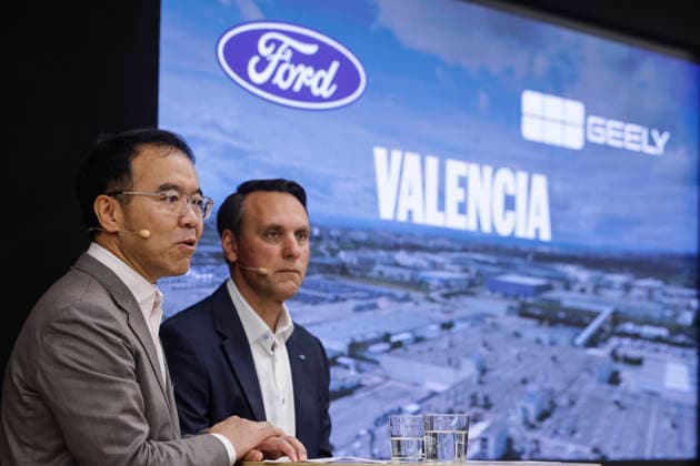 Pedro Sánchez visits the Ford plant in Almussafes, Valencia. Geely Holding Vice President Victor Yang (left) and Ford Europe President Jim Baumbick (right) at a press conference prior to the official visit to the Ford plant on July 23, 2026, in Almussafes, Valencia, Valencian Community, Spain. Prime Minister Pedro Sánchez visits the Ford automobile plant to support the multinational’s electrification and employment plans, at a high-level meeting attended by the Second Vice President and Minister of Labor, Yolanda Díaz; the Minister of Industry, Jordi Hereu; the Minister of Science, Diana Morant; the President of the Valencian Regional Government, Juanfran Pérez Llorca, and the Government Delegate, Pilar Bernabé. JULY 23, 2026 PSOE SUMAR GO  Copyright: xRoberxSolsonax 7682264