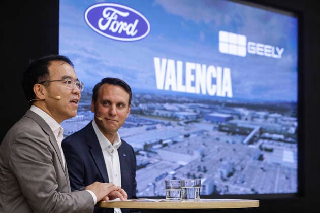 Pedro Sánchez visits the Ford plant in Almussafes, Valencia. Geely Holding Vice President Victor Yang (left) and Ford Europe President Jim Baumbick (right) at a press conference prior to the official visit to the Ford plant on July 23, 2026, in Almussafes, Valencia, Valencian Community, Spain. Prime Minister Pedro Sánchez visits the Ford automobile plant to support the multinational’s electrification and employment plans, at a high-level meeting attended by the Second Vice President and Minister of Labor, Yolanda Díaz; the Minister of Industry, Jordi Hereu; the Minister of Science, Diana Morant; the President of the Valencian Regional Government, Juanfran Pérez Llorca, and the Government Delegate, Pilar Bernabé. JULY 23, 2026 PSOE SUMAR GO  Copyright: xRoberxSolsonax 7682266