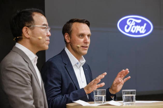 Pedro Sánchez visits the Ford plant in Almussafes, Valencia. Ford Europe President Jim Baumbick (c) speaks alongside Geely Holding Vice President Victor Yang (i) at a press conference prior to the official visit to the Ford plant on July 23, 2026, in Almussafes, Valencia, Valencian Community, Spain. Prime Minister Pedro Sánchez visits the Ford automotive plant to support the multinational’s electrification and employment plans, at a high-level meeting attended by the Second Vice President and Minister of Labor, Yolanda Díaz; the Minister of Industry, Jordi Hereu; the Minister of Science, Diana Morant; the President of the Valencian Regional Government, Juanfran Pérez Llorca, and the Government Delegate, Pilar Bernabé. JULY 23, 2026 PSOE SU  Copyright: xRoberxSolsonax 7682270