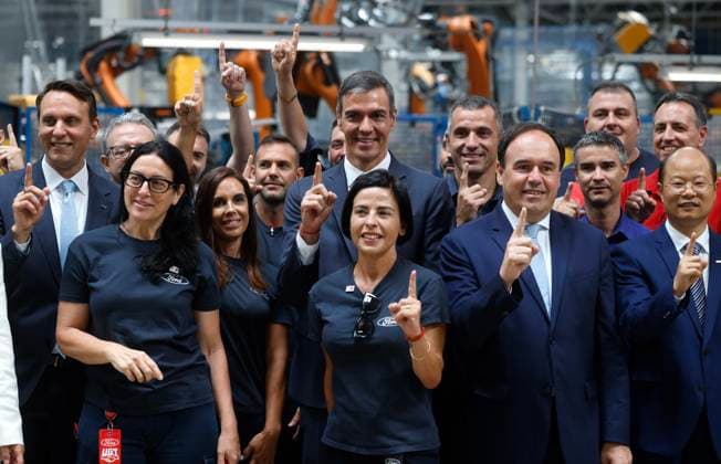 Pedro Sánchez Visits the Ford Plant in Almussafes, Valencia Group photo taken during a tour of the Ford plant in Almussafes on July 23, 2026, in Almussafes, Valencia, Valencian Community, Spain. Prime Minister Pedro Sánchez visits the Ford automobile plant in Almussafes to support the multinational’s electrification and employment plans. In addition, the agreement between Ford and Geely is expected to be formalized, under which the Asian company could manufacture one of its vehicles at Ford’s facilities in Valencia. JULY 23, 2026 PSOE SUMAR GOVERNMENT OF SPAIN AUTOMOTIVE Almussafes Almussafes Spain  Copyright: xRoberxSolsonax 7682349