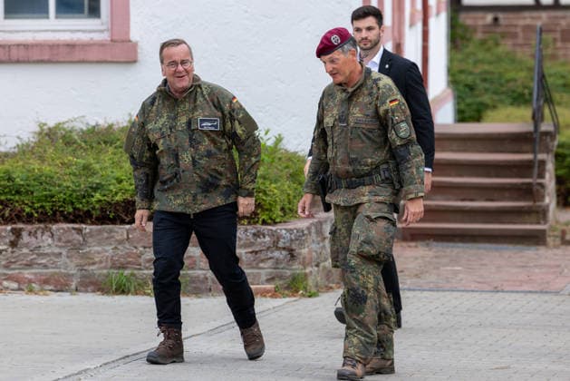 Bundesminister Boris Pistorius besucht Transporthubschrauberregiment 30, Külsheim,23.07.2026 Bundesverteidigungsminister Boris Pistorius (links, Flecktarn-Jacke) beim Besuch des Transporthubschrauberregiments 30 Tauberfranken . An seiner Seite Regimentskommandeur Oberst Kahle-Specht (Flecktarn, rotes Barett). Hardheim Baden-Württemberg Deutschland *** Federal Minister Boris Pistorius visits Transport Helicopter Regiment 30, Külsheim, July 23, 2026 Federal Minister of Defense Boris Pistorius (left), wearing a camouflage jacket during his visit to Transport Helicopter Regiment 30 Tauberfranken. At his side is Regimental Commander Colonel Kahle Specht, wearing camouflage and a red beret, in Hardheim, Baden-Württemberg, Germany 20260723-1V9A5517-M4000