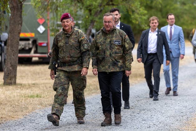 Bundesminister Boris Pistorius besucht Transporthubschrauberregiment 30, Külsheim,23.07.2026 Verteidigungsminister Boris Pistorius (r.) und Oberst Kahle-Specht, Regimentskommandeur des Transporthubschrauberregiments 30 Tauberfranken (l.), laufen gemeinsam ueber das Gelaende des Uebungsplatzes. Begleitet werden sie von zivilen Mitarbeitern. Hardheim Baden-Württemberg Deutschland *** Federal Minister Boris Pistorius Visits Transport Helicopter Regiment 30, Külsheim, July 23, 2026 Defense Minister Boris Pistorius and Colonel Kahle Specht, regimental commander of Transport Helicopter Regiment 30 Tauberfranken, walk together across the grounds of the training area. They are accompanied by civilian staff in Hardheim, Baden-Württemberg, Germa 20260723-1V9A5624-M4000