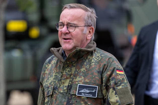 Bundesminister Boris Pistorius besucht Transporthubschrauberregiment 30, Külsheim,23.07.2026 Bundesverteidigungsminister Boris Pistorius in Flecktarn-Uniform mit Namensschild BM Pistorius und deutschem Hoheitsabzeichen. Er besuchte das Transporthubschrauberregiment 30 Tauberfranken auf dem Übungsplatz, wo NH90-Transporthubschrauber einen Konturenflug im Rahmen der NATO-Vorbereitung demonstrierten. Hardheim Baden-Württemberg Deutschland *** Federal Minister Boris Pistorius visits Transport Helicopter Regiment 30, Külsheim, July 23, 2026 Federal Minister of Defense Boris Pistorius in a Flecktarn uniform with a name tag reading BM Pistorius and the German national emblem. He visited Transport Helicopter Regiment 30 Tauberfranken at t 20260723-1V9A5652-M4000