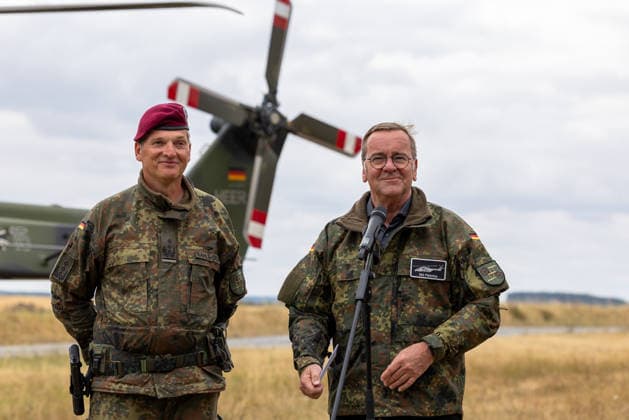 Bundesminister Boris Pistorius besucht Transporthubschrauberregiment 30, Külsheim,23.07.2026 Bundesverteidigungsminister Boris Pistorius (r.) und Oberst Kahle-Specht, Regimentskommandeur des Transporthubschrauberregiments 30 Tauberfranken (l.), vor einem NH90-Transporthubschrauber. Beide tragen Bundeswehr-Flecktarnuniform. Hardheim Baden-Württemberg Deutschland *** Federal Minister Boris Pistorius Visits Transport Helicopter Regiment 30, Külsheim, July 23, 2026 Federal Minister of Defense Boris Pistorius and Colonel Kahle Specht, regimental commander of Transport Helicopter Regiment 30 Tauberfranken, in front of an NH90 transport helicopter. Both are wearing Bundeswehr camouflage uniforms. Hardheim, Baden-Württemberg, Germany 20260723-1V9A6003-M4000