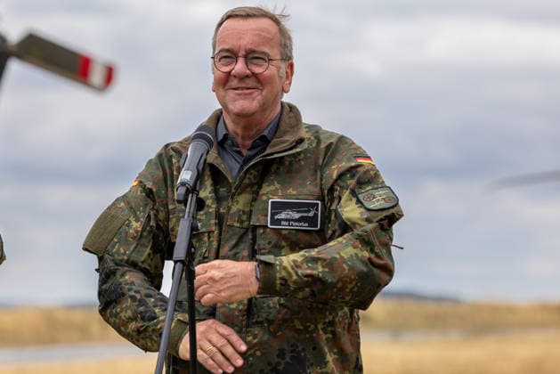 Bundesminister Boris Pistorius besucht Transporthubschrauberregiment 30, Külsheim,23.07.2026 Bundesverteidigungsminister Boris Pistorius in Flecktarn-Jacke mit Namensschild BM Pistorius spricht vor einem Mikrofon. Pistorius besuchte das Transporthubschrauberregiment 30 Tauberfranken im Rahmen der NATO-Vorbereitung. Hardheim Baden-Württemberg Deutschland *** Federal Minister Boris Pistorius visits Transport Helicopter Regiment 30, Külsheim, July 23, 2026 Federal Minister of Defense Boris Pistorius, wearing a Flecktarn jacket with a name tag reading BM Pistorius, speaks into a microphone. Pistorius visited Transport Helicopter Regiment 30 Tauberfranken as part of NATO preparations in Hardheim, Baden-Württemberg, Germany. 20260723-1V9A6039-M4000
