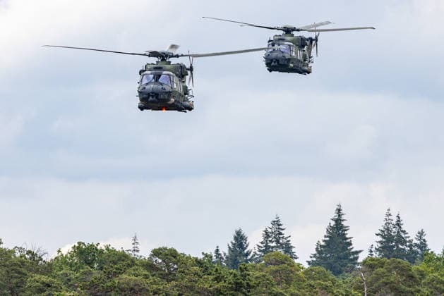 Bundesminister Boris Pistorius besucht Transporthubschrauberregiment 30, Külsheim,23.07.2026 Zwei NH90-Transporthubschrauber des Transporthubschrauberregiments 30 Tauberfranken im Tiefflug über bewaldetes Gelände. Die Demonstration eines Konturenflugs erfolgte im Rahmen eines Truppenbesuchs von Verteidigungsminister Boris Pistorius zur NATO-Vorbereitung. Hardheim Baden-Württemberg Deutschland *** Federal Minister Boris Pistorius visits Transport Helicopter Regiment 30, Külsheim,July 23, 2026 Two NH90 transport helicopters from Transport Helicopter Regiment 30 Tauberfranken flying low over wooded terrain. The demonstration of a contour flight took place as part of a troop visit by Defense Minister Boris Pistorius in preparation for NA 20260723-286A2486-M4000