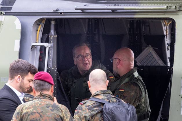 Bundesminister Boris Pistorius besucht Transporthubschrauberregiment 30, Külsheim,23.07.2026 Bundesverteidigungsminister Boris Pistorius im Gespraech mit Soldaten des Transporthubschrauberregiments 30 Tauberfranken im Laderaum eines NH90-Transporthubschraubers. Teils anwesend ist Regimentskommandeur Oberst Kahle-Specht (THR30, Niederstetten). Hardheim Baden-Württemberg Deutschland *** Federal Minister Boris Pistorius visits Transport Helicopter Regiment 30, Külsheim,July 23, 2026 Federal Minister of Defense Boris Pistorius in conversation with soldiers of Transport Helicopter Regiment 30 Tauberfranken in the cargo compartment of an NH90 transport helicopter. Also present is Regimental Commander Colonel Kahle Specht THR30, Niederstett 20260723-286A2586-M4000