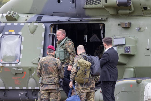 Bundesminister Boris Pistorius besucht Transporthubschrauberregiment 30, Külsheim,23.07.2026 Bundesverteidigungsminister Boris Pistorius steigt in einen NH90-Transporthubschrauber der Bundeswehr ein. Er traegt eine Schutzweste in Flecktarn und wird von Soldaten des Transporthubschrauberregiments 30 Tauberfranken sowie einem zivilen Begleiter begleitet. Hardheim Baden-Württemberg Deutschland *** Federal Minister Boris Pistorius visits Transport Helicopter Regiment 30 in Külsheim,July 23, 2026 Federal Minister of Defense Boris Pistorius boards a Bundeswehr NH90 transport helicopter. He is wearing a Flecktarn-patterned body armor vest and is accompanied by soldiers from Transport Helicopter Regiment 30 Tauberfranken as well as a civilia 20260723-286A2602-M4000