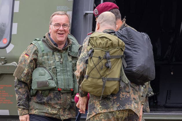 Bundesminister Boris Pistorius besucht Transporthubschrauberregiment 30, Külsheim,23.07.2026 Bundesverteidigungsminister Boris Pistorius in Flecktarn-Ausrüstung und taktischer Weste nach einem Flug als Co-Pilot in einem NH90-Transporthubschrauber unter Anleitung eines Fluglehrers. Pistorius im Gespräch mit Soldaten, darunter Oberst Kahle-Specht, Regimentskommandeur des Transporthubschrauberregiments 30 aus Niederstetten. Hardheim Baden-Württemberg Deutschland *** Federal Minister Boris Pistorius visits Transport Helicopter Regiment 30, Külsheim, July 23, 2026 Federal Minister of Defense Boris Pistorius, wearing camouflage gear and a tactical vest, after a flight as co-pilot in an NH90 transport helicopter under the guidance of a flight 20260723-286A2625-M4000