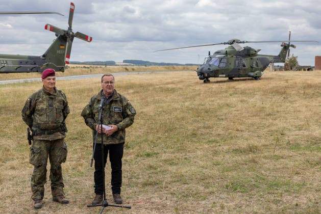 Bundesminister Boris Pistorius besucht Transporthubschrauberregiment 30, Külsheim,23.07.2026 Verteidigungsminister Boris Pistorius spricht vor Militaerhubschraubern vom Typ NH90 des Transporthubschrauberregiments 30 Tauberfranken an einem Mikrofon. An seiner Seite steht Oberst Kahle-Specht, Regimentskommandeur des THR30 aus Niederstetten. Der Besuch findet im Rahmen der NATO-Vorbereitung statt. Hardheim Baden-Württemberg Deutschland *** Federal Minister Boris Pistorius Visits Transport Helicopter Regiment 30, Külsheim, July 23, 2026 Defense Minister Boris Pistorius speaks into a microphone in front of NH90 military helicopters belonging to Transport Helicopter Regiment 30 Tauberfranken. Standing beside him is Colonel Kahle Specht, regi 20260723-286A2717-M4000