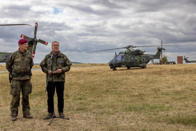 Bundesminister Boris Pistorius besucht Transporthubschrauberregiment 30, Külsheim,23.07.2026 Verteidigungsminister Boris Pistorius (r.) spricht am Mikrofon, daneben Oberst Kahle-Specht, Regimentskommandeur des Transporthubschrauberregiments 30 Tauberfranken . Im Hintergrund sind NH90-Transporthubschrauber der Bundeswehr zu sehen. Hardheim Baden-Württemberg Deutschland *** Federal Minister Boris Pistorius visits Transport Helicopter Regiment 30, Külsheim, July 23, 2026. Defense Minister Boris Pistorius speaks into the microphone, next to him is Colonel Kahle Specht, regimental commander of Transport Helicopter Regiment 30 Tauberfranken. Bundeswehr NH90 transport helicopters can be seen in the background in Hardheim, Baden-Württemberg, Ge 20260723-286A2752-M4000
