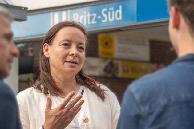 Janine Wolter, SPD, Kandidatin für das Amt der Bezirksbürgermeisterin von Neukölln, hier im Wahlkampf an der U-Bahn-Station Britz Süd, Berlin, 22.Juli 2026 Deutschland, Berlin, 22. Juli 2026, Janine Wolter, geb. 1981, SPD, Kandidatin für das Amt der Bezirksbürgermeisterin von Neukölln, sie wurde nach dem Rückzug von Martin Hikel von der SPD Neukölln als Spitzenkandidatin nominiert, im Wahlkampf zur Berliner Bezirkswahl am 20. September 2026, hier an der U-Bahnstation Britz Süd im Gespräch mit Bürgern, die SPD-Politikerin ist seit Ende 2024 Bezirksstadträtin für Bildung, Kultur und Sport im Bezirk Neukölln, *** Janine Wolter, SPD, candidate for the office of district mayor of Neukölln, pictured here campaigning at the Britz Sü