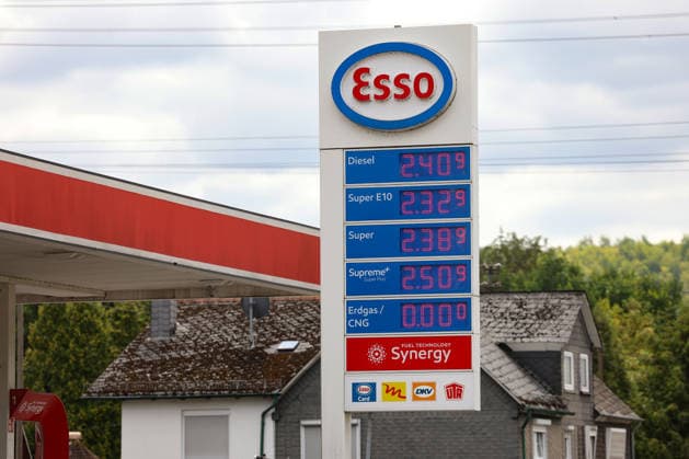 Wie ist die weitere Entwicklung der Spritpreise? Die Spritpreise ziehen weiter an. ESSO Tankstelle in Kreuztal. Die Spritpreise um kurz nach 12:00 Uhr. Der aktuelle Preis fuer (für) Diesel, Super E10 und Super liegt weit ueber (über) 2 Euro. Tankstelle, Spritpreise am 23.07.2026 in Kreuztal Deutschland. *** What will happen to gas prices next? Gas prices continue to rise at the ESSO gas station in Kreuztal. Gas prices shortly after 12:00 p.m. The current price for diesel, Super E10, and Super is well over 2 euros. Gas station, gas prices on July 23, 2026, in Kreuztal, Germany