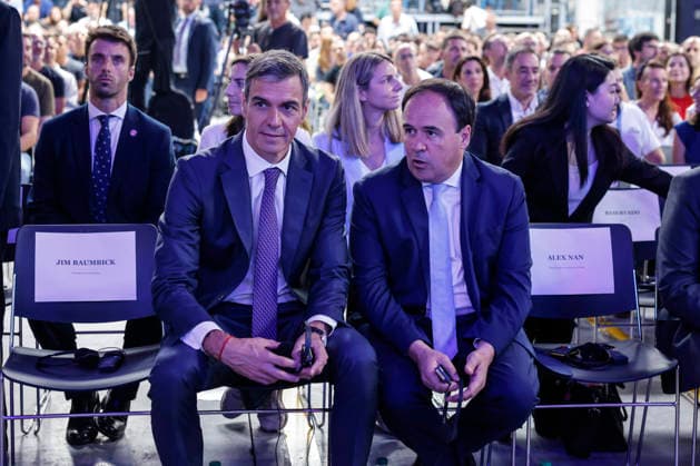 Pedro Sánchez Visits the Ford Plant in Almussafes, Valencia: Prime Minister Pedro Sánchez (left) and the President of the Valencian Community, Juanfran Pérez Llorca (right), during an official event at the Ford plant in Almussafes, on July 23, 2026, in Almussafes, Valencia, Valencian Community, Spain. Sánchez visits the Ford automobile plant in Almussafes to support the multinational’s electrification and employment plans. In addition, the agreement between Ford and Geely is expected to be formalized, under which the Asian company could manufacture one of its vehicles at Ford’s facilities in Valencia. JULY 23, 2026 PSOE SUMAR GOVERNMENT OF SPAIN AUTOMOTIVE Almussafes Almussafes Spain  Copyright: xRoberxSolsonax 7682553