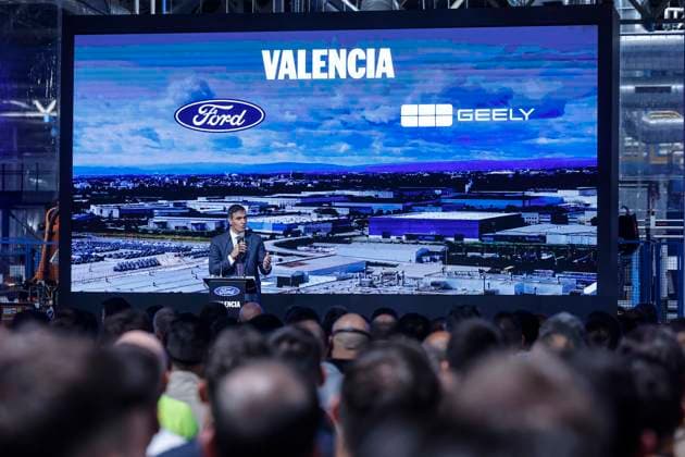 Pedro Sánchez Visits the Ford Plant in Almussafes, Valencia: Prime Minister Pedro Sánchez during an official event at the Ford plant in Almussafes on July 23, 2026, in Almussafes, Valencia, Valencian Community, Spain. Sánchez visits Ford’s automotive plant in Almussafes to support the multinational’s electrification and employment plans. Additionally, the agreement between Ford and Geely is expected to be formalized, under which the Asian company could manufacture one of its vehicles at Ford’s facilities in Valencia. JULY 23, 2026 PSOE SUMAR GOVERNMENT OF SPAIN AUTOMOTIVE Almussafes Almussafes Spain  Copyright: xRoberxSolsonax 7682559