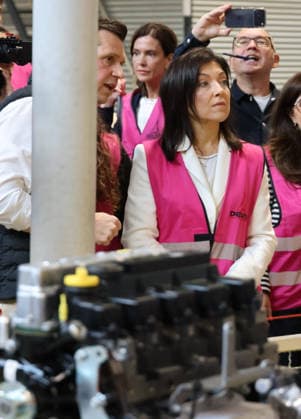 Bundeswirtschaftsministerin Reiche Produktion 23.07.2026, Germany, Koeln, Deutz Mortenwerke, historischer Traktorproduzent, hier Besuch der deutschen Diesel fertigung mit Bundeswirtschaftsministerin Katherina Reiche, mit Produktionsleiter Oliver Huegle, Verbrenner, Motoren, Kolben, Produktion, Deutschland, Standort,Diesel Koeln Nordrhein-Westfahlen Germany *** Federal Minister of Economic Affairs Reiche Visits Production Facility, July 23, 2026, Germany, Cologne, Deutz Mortenwerke, historic tractor manufacturer; visit to the German diesel production facility with Federal Minister of Economics Katherina Reiche and Production Manager Oliver Huegle; internal combustion engines, engines, pistons, production, Germany, location, Diesel Cologne