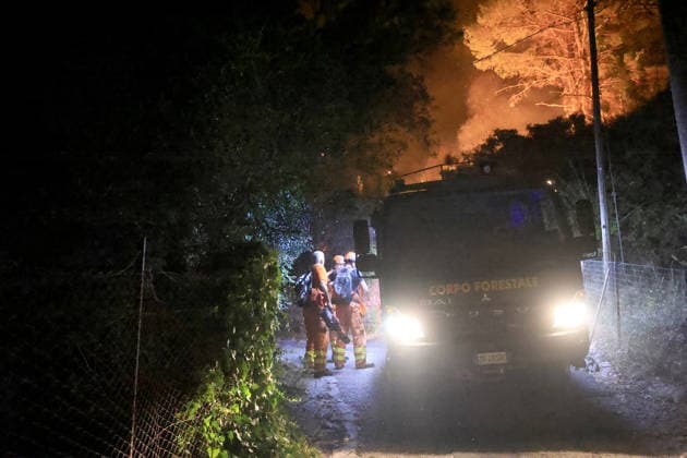 Wildfire threatens communities near Palermo in Sicily as firefighting efforts continue PALERMO, ITALY - JULY 23: Firefighters and civil protection teams battle a wildfire in the Casaboli Forest near Palermo as strong winds push the blaze toward the towns of Monreale, Pioppo and Sagana, while residents are evacuated from threatened homes, in Palermo, Sicily, Italy on July 23, 2026. The wildfire, which started the previous day, spread overnight, prompting emergency crews to work continuously to contain the flames and protect nearby communities. Alberto Lo Bianco Anadolu Palermo Italy. Editorial use only. Please get in touch for any other usage.  Copyright: x2026xAnadoluxAlbertoxLoxBiancox