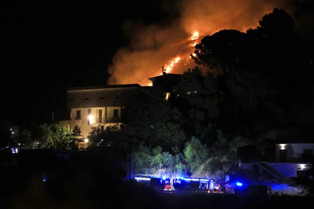 Wildfire threatens communities near Palermo in Sicily as firefighting efforts continue PALERMO, ITALY - JULY 23: Firefighters and civil protection teams battle a wildfire in the Casaboli Forest near Palermo as strong winds push the blaze toward the towns of Monreale, Pioppo and Sagana, while residents are evacuated from threatened homes, in Palermo, Sicily, Italy on July 23, 2026. The wildfire, which started the previous day, spread overnight, prompting emergency crews to work continuously to contain the flames and protect nearby communities. Alberto Lo Bianco Anadolu Palermo Italy. Editorial use only. Please get in touch for any other usage.  Copyright: x2026xAnadoluxAlbertoxLoxBiancox