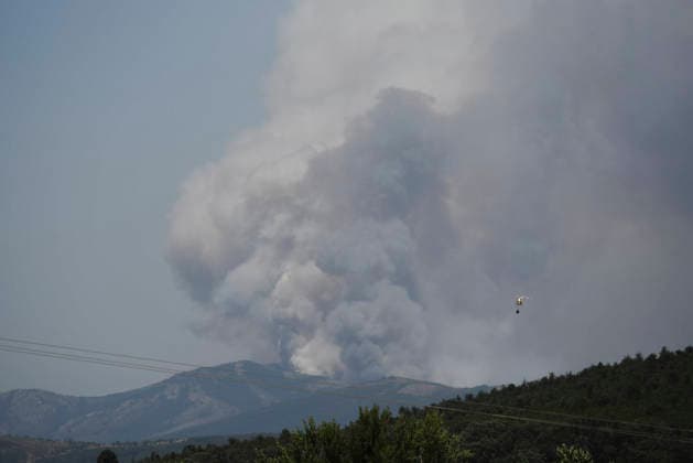 The forest fire in Burgohondo, Ávila, has been raised to IGR 2 as more than 300 hectares of forested areas are at risk. View of a thick column of smoke caused by a forest fire on July 23, 2026, in Burgohondo, Ávila, Castile and León, Spain. The Regional Government of Castile and León has raised the Potential Severity Index (IGR) to Level 2 for the wildfire that broke out in Burgohondo, Ávila, which may threaten forested areas covering more than 300 hectares and pose a serious risk to the population and non-forest assets July 23, 2026 Burgohondo, Ávila, Castile and León Burgohondo, Ávila, Castile and León, Spain  Copyright: xMateoxLanzuelax 7682652