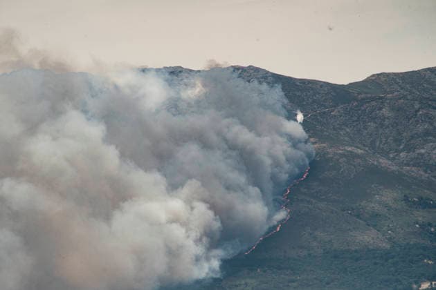 The forest fire in Burgohondo, Ávila, has been raised to IGR 2 as more than 300 hectares of forested areas are at risk. View of a thick column of smoke caused by a forest fire on July 23, 2026, in Burgohondo, Ávila, Castile and León, Spain. The Regional Government of Castile and León has raised the Potential Severity Index (IGR) to Level 2 for the wildfire that broke out in Burgohondo, Ávila, which may threaten forested areas covering more than 300 hectares and pose a serious risk to the population and non-forest assets July 23, 2026 Burgohondo, Ávila, Castile and León Burgohondo, Ávila, Castile and León, Spain  Copyright: xMateoxLanzuelax 7682653