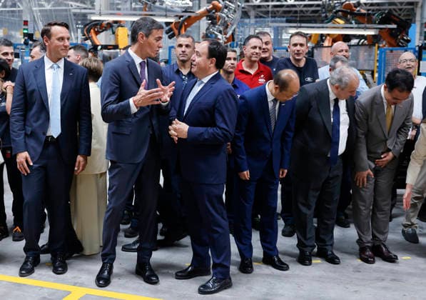 Pedro Sánchez visits the Ford plant in Almussafes, Valencia. The president of Ford Europe, Jim Baumbick 1i; the Prime Minister, Pedro Sánchez 2i; the president of the Valencian Community, Juanfran Pérez Llorca 3i; the CEO of Geely Auto International Corporation, Alex Nan 3d, and the Minister of Industry and Tourism, Jordi Hereu 2d, during a visit to the Ford plant in Almussafes on July 23, 2026, in Almussafes, Valencia, Valencian Community, Spain. Prime Minister Pedro Sánchez visited Ford’s automotive plant in Almussafes to support the multinational’s electrification and employment plans. In addition, the agreement between Ford and Geely is expected to be formalized, under which the Asian company could manufacture one of its vehicles at Fo  Copyright: xRoberxSolsonax 7682659