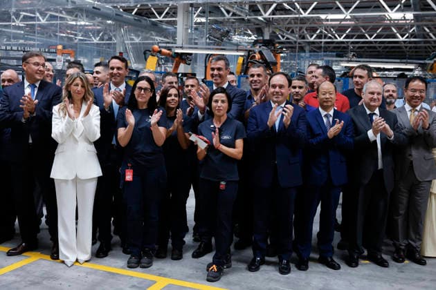Pedro Sánchez Visits the Ford Plant in Almussafes, Valencia Group photo taken during the visit to the Ford plant in Almussafes on July 23, 2026, in Almussafes, Valencia, Valencian Community, Spain. Prime Minister Pedro Sánchez visited Ford’s automotive plant in Almussafes to support the multinational’s electrification and employment plans. In addition, the agreement between Ford and Geely is expected to be formalized, under which the Asian company could manufacture one of its vehicles at Ford’s facilities in Valencia. JULY 23, 2026 PSOE SUMAR GOVERNMENT OF SPAIN AUTOMOTIVE Almussafes Almussafes Spain  Copyright: xRoberxSolsonax 7682771