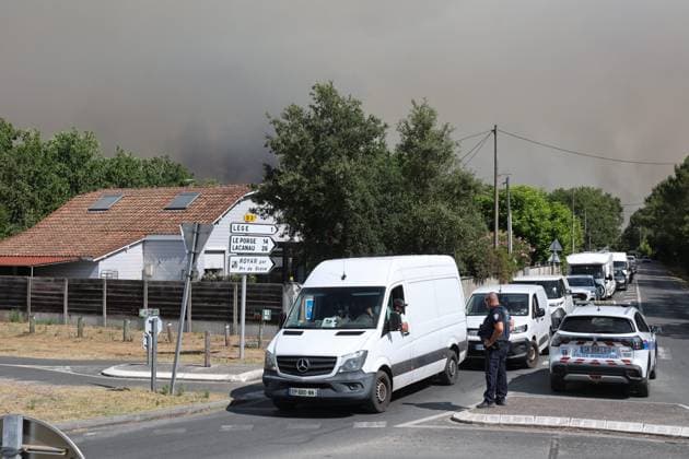 Fires in Gironde: Claouey, Le Ferret PHOTOPQR SUD OUEST Photo by Fabien Cottereau, Lège-Cap-Ferret, July 23, 2026 Fires in Gironde: Claouey, Le Ferret Campgrounds on the peninsula are being evacuated one after another, such as the Pastrourelles campground in Claouey; lifeguards are also being evacuated. Campers are advised to head to Bordeaux Lac. Gironde, France – July 23, 2026 Firefighters battle a fast-moving wildfire in Lège-Cap-Ferret, Gironde, France  Copyright: xPHOTOPQR SUDxOUEST MAXPPPxPhotoxFabienxCottereaux 20260723SDO5849 20260723SDO5849