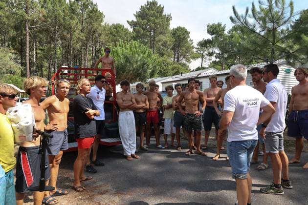 Fires in Gironde: Claouey, Le Ferret – PHOTOPQR SUD OUEST – Photo by Fabien Cottereau – Lège-Cap-Ferret, July 23, 2026 – Fires in Gironde: Claouey, Le Ferret – Campgrounds on the peninsula are being evacuated one after another, such as the Pastrourelles campground in Claouey; lifeguards are also being evacuated. Campers are advised to head to Bordeaux Lac. Gironde, France – July 23, 2026 Firefighters battle a fast-moving wildfire in Lège-Cap-Ferret, Gironde, France  Copyright: xPHOTOPQR SUDxOUEST MAXPPPxPhotoxFabienxCottereaux 20260723SDO5853 20260723SDO5853