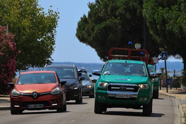 Fires in Gironde: Claouey, Le Ferret – PHOTOPQR SUD OUEST – Photo by Fabien Cottereau – Lège-Cap-Ferret, July 23, 2026 – Fires in Gironde: Claouey, Le Ferret – Campgrounds on the peninsula are being evacuated one after another, such as the Pastrourelles campground in Claouey; lifeguards are also being evacuated. Campers are advised to head to Bordeaux Lac. Gironde, France – July 23, 2026 Firefighters battle a fast-moving wildfire in Lège-Cap-Ferret, Gironde, France  Copyright: xPHOTOPQR SUDxOUEST MAXPPPxPhotoxFabienxCottereaux 20260723SDO5857 20260723SDO5857