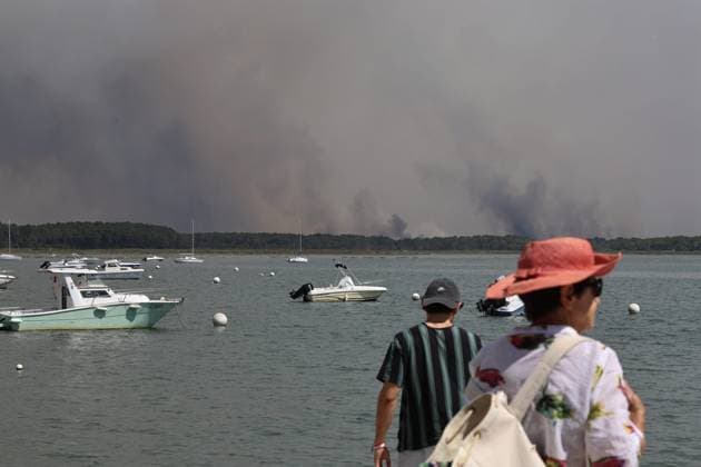 Fires in Gironde: Claouey, Le Ferret – PHOTOPQR SUD OUEST – Photo by Fabien Cottereau – Lège-Cap-Ferret, July 23, 2026 – Fires in Gironde: Claouey, Le Ferret – Campgrounds on the peninsula are being evacuated one after another, such as the Pastrourelles campground in Claouey; lifeguards are also being evacuated. Campers are advised to head to Bordeaux Lac. Gironde, France – July 23, 2026 Firefighters battle a fast-moving wildfire in Lège-Cap-Ferret, Gironde, France  Copyright: xPHOTOPQR SUDxOUEST MAXPPPxPhotoxFabienxCottereaux 20260723SDO5858 20260723SDO5858