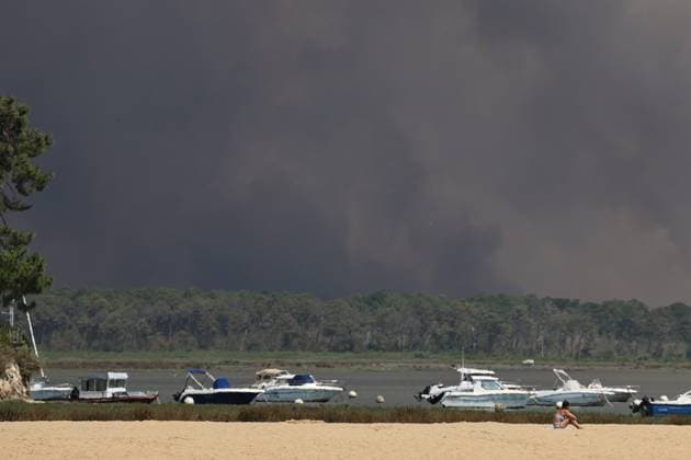 Fires in Gironde: Claouey, Le Ferret – PHOTOPQR SUD OUEST – Photo by Fabien Cottereau – Lège-Cap-Ferret, July 23, 2026 – Fires in Gironde: Claouey, Le Ferret – Campgrounds on the peninsula are being evacuated one after another, such as the Pastrourelles campground in Claouey; lifeguards are also being evacuated. Campers are advised to head to Bordeaux Lac. Gironde, France – July 23, 2026 Firefighters battle a fast-moving wildfire in Lège-Cap-Ferret, Gironde, France  Copyright: xPHOTOPQR SUDxOUEST MAXPPPxPhotoxFabienxCottereaux 20260723SDO5859 20260723SDO5859