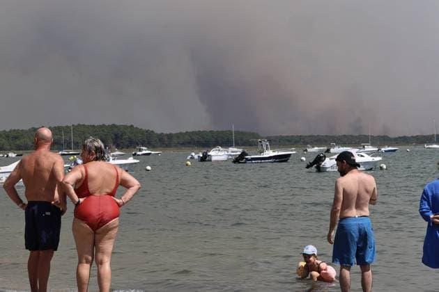 Fires in Gironde: Claouey, Le Ferret – PHOTOPQR SUD OUEST – Photo by Fabien Cottereau – Lège-Cap-Ferret, July 23, 2026 – Fires in Gironde: Claouey, Le Ferret – Campgrounds on the peninsula are being evacuated one after another, such as the Pastrourelles campground in Claouey; lifeguards are also being evacuated. Campers are advised to head to Bordeaux Lac. Gironde, France – July 23, 2026 Firefighters battle a fast-moving wildfire in Lège-Cap-Ferret, Gironde, France  Copyright: xPHOTOPQR SUDxOUEST MAXPPPxPhotoxFabienxCottereaux 20260723SDO5860 20260723SDO5860